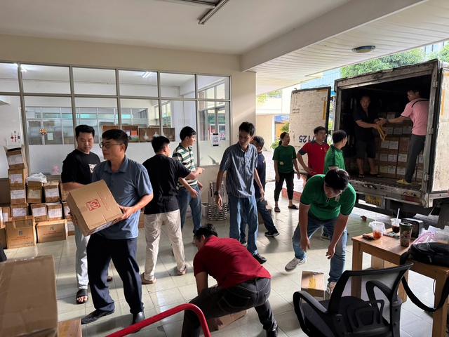 S&aacute;ng nay, người xếp h&agrave;ng mua s&aacute;ch gi&aacute;o khoa k&eacute;o d&agrave;i tới cổng nh&agrave; s&aacute;ch - Ảnh 5.
