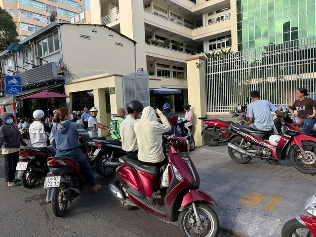 S&aacute;ng nay, người xếp h&agrave;ng mua s&aacute;ch gi&aacute;o khoa k&eacute;o d&agrave;i tới cổng nh&agrave; s&aacute;ch - Ảnh 4.
