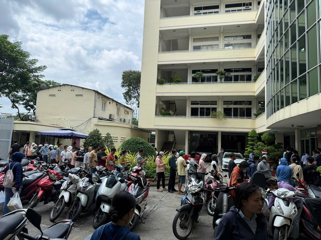 S&aacute;ng nay, người xếp h&agrave;ng mua s&aacute;ch gi&aacute;o khoa k&eacute;o d&agrave;i tới cổng nh&agrave; s&aacute;ch - Ảnh 2.