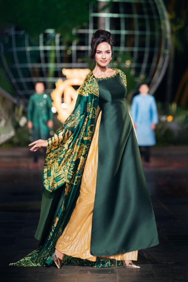 Vì sao áo dài Miss World Opal Suchata diện tại Việt Nam bị chê 'dìm dáng'?- Ảnh 2.