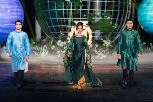 Vì sao áo dài Miss World Opal Suchata diện tại Việt Nam bị chê 'dìm dáng'?- Ảnh 1.