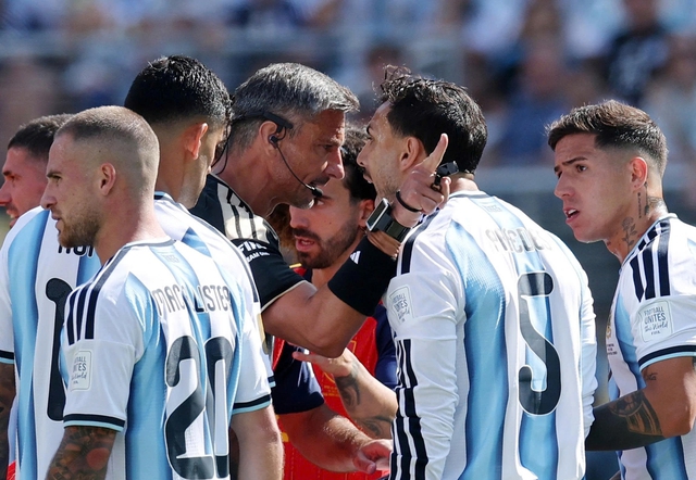 FIFA treo gi&ograve; Paredes 10 trận v&agrave; phạt 2.4 tỉ đồng v&igrave; ẩu đả sau chung kết World Cup, Argentina bị sao?- Ảnh 4.