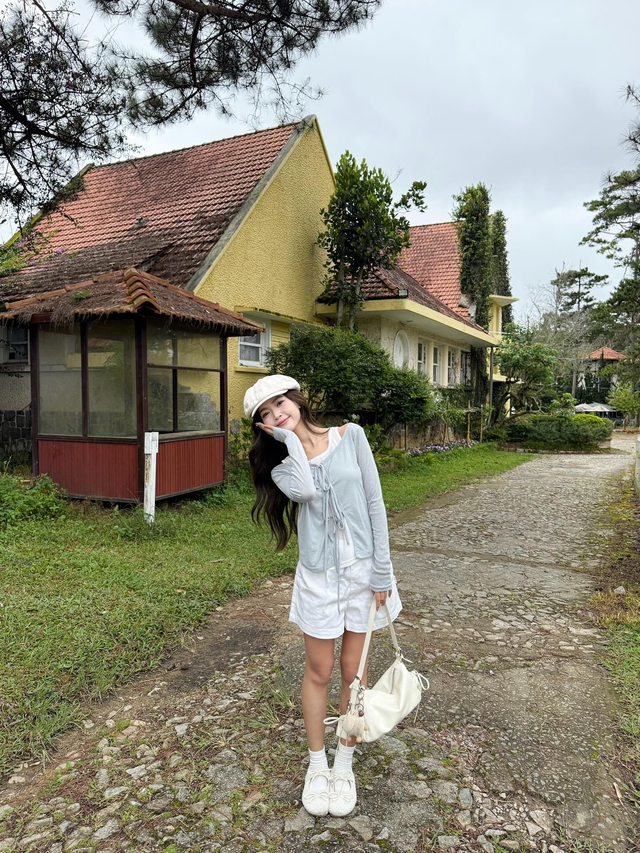 Thêm nét dịu dàng cho phong cách với túi xách màu kem- Ảnh 5.