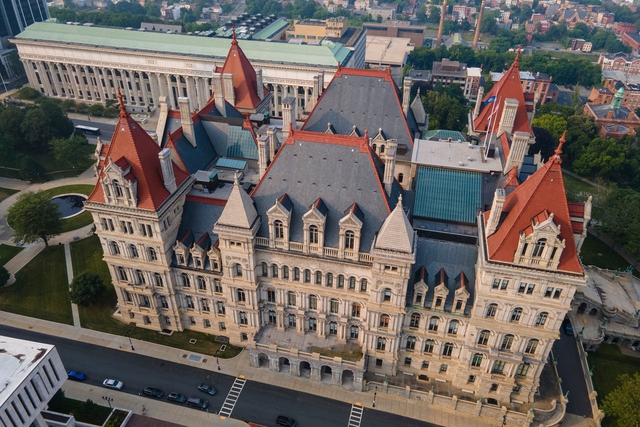 Mỹ bắt người âm mưu đánh bom tòa nhà lập pháp bang New York - Ảnh 1.