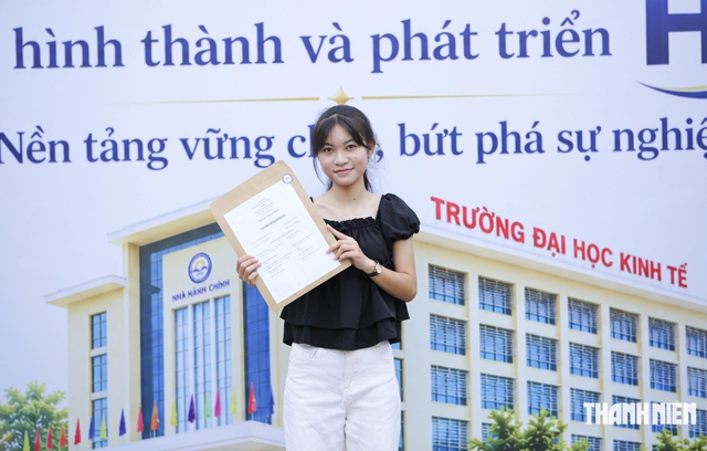 Nữ thủ khoa Thương mại điện tử quyết tâm săn học bổng đỡ đần cha mẹ - Ảnh 2.