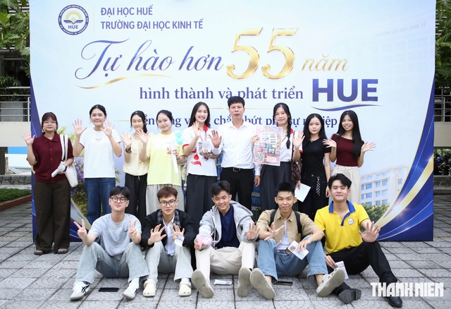 Nữ thủ khoa Thương mại điện tử quyết tâm săn học bổng đỡ đần cha mẹ - Ảnh 1.