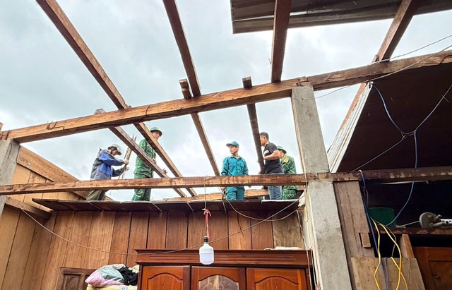 Bộ đội biên phòng Quảng Trị hỗ trợ dân lợp lại nhà tốc mái- Ảnh 1.