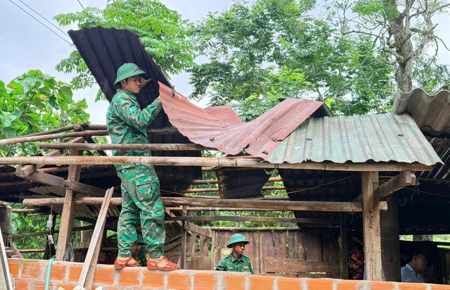 Bộ đội biên phòng Quảng Trị hỗ trợ dân lợp lại nhà tốc mái- Ảnh 2.