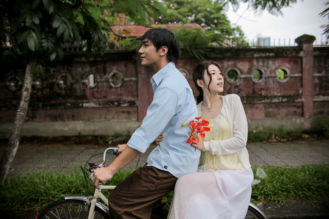 Lamon khoe nhan sắc tuổi 23, tình tứ bên mỹ nam ‘Mưa đỏ’ - Ảnh 1.
