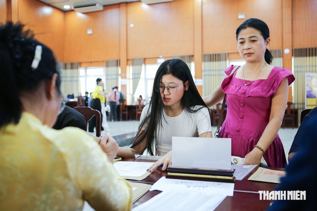 Nữ thủ khoa Thương mại điện tử quyết tâm săn học bổng đỡ đần cha mẹ - Ảnh 4.