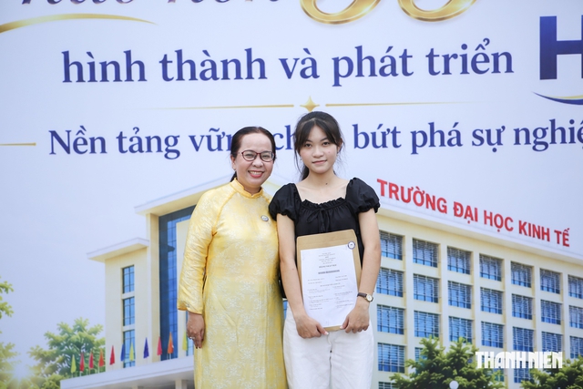 Nữ thủ khoa Thương mại điện tử quyết tâm săn học bổng đỡ đần cha mẹ - Ảnh 3.