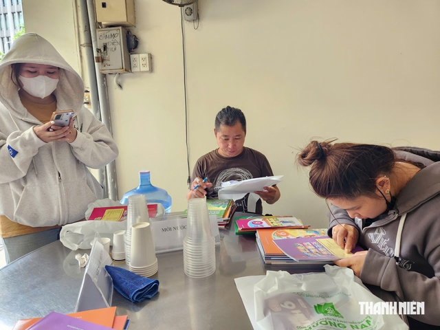 S&aacute;ng nay, kh&ocirc;ng c&ograve;n cảnh xếp h&agrave;ng d&agrave;i mua s&aacute;ch gi&aacute;o khoa- Ảnh 4.