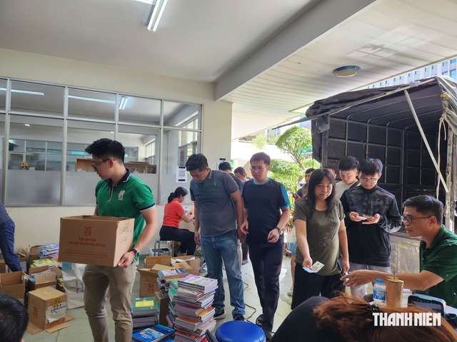 S&aacute;ng nay, kh&ocirc;ng c&ograve;n cảnh xếp h&agrave;ng d&agrave;i mua s&aacute;ch gi&aacute;o khoa- Ảnh 6.