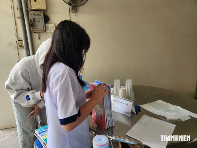 S&aacute;ng nay, kh&ocirc;ng c&ograve;n cảnh xếp h&agrave;ng d&agrave;i mua s&aacute;ch gi&aacute;o khoa- Ảnh 8.