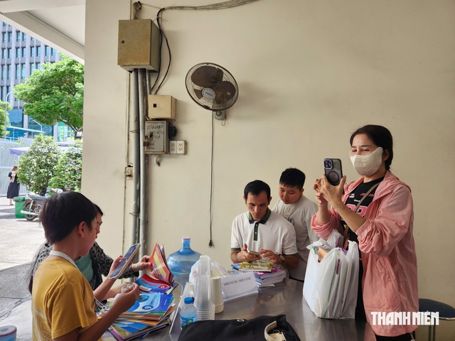 S&aacute;ng nay, kh&ocirc;ng c&ograve;n cảnh xếp h&agrave;ng d&agrave;i mua s&aacute;ch gi&aacute;o khoa- Ảnh 3.