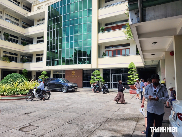 S&aacute;ng nay, kh&ocirc;ng c&ograve;n cảnh xếp h&agrave;ng d&agrave;i mua s&aacute;ch gi&aacute;o khoa- Ảnh 2.
