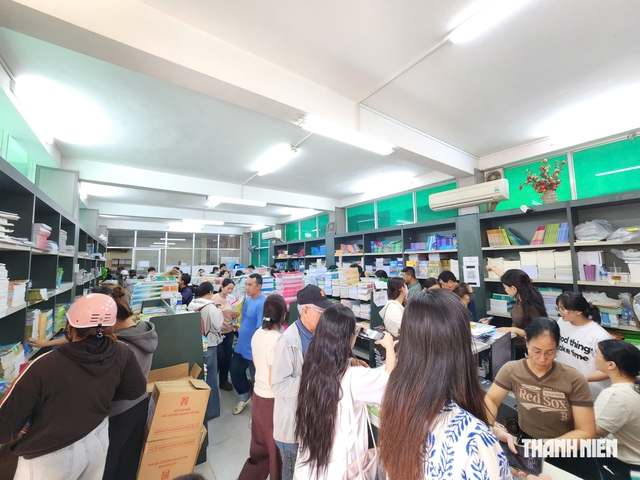 S&aacute;ng nay, kh&ocirc;ng c&ograve;n cảnh xếp h&agrave;ng d&agrave;i mua s&aacute;ch gi&aacute;o khoa- Ảnh 9.