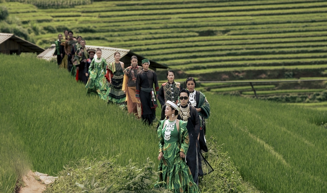 Diễn viên Thu Quỳnh catwalk trên ruộng bậc thang - Ảnh 7.