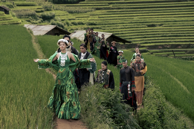 Diễn viên Thu Quỳnh catwalk trên ruộng bậc thang - Ảnh 1.