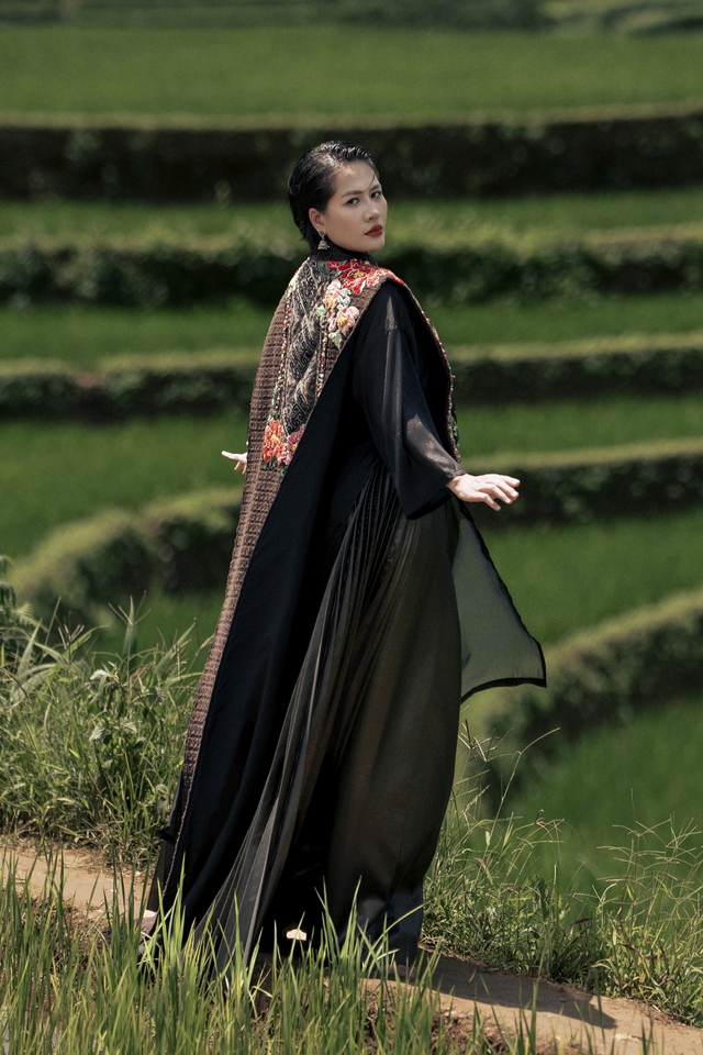 Diễn viên Thu Quỳnh catwalk trên ruộng bậc thang - Ảnh 5.