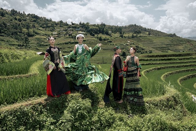 Diễn viên Thu Quỳnh catwalk trên ruộng bậc thang - Ảnh 4.