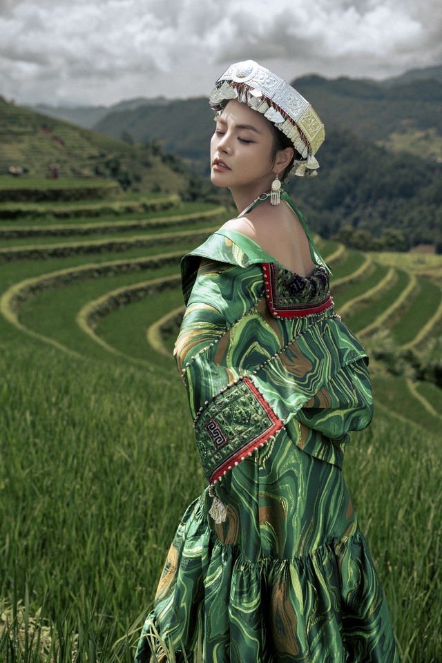 Diễn viên Thu Quỳnh catwalk trên ruộng bậc thang - Ảnh 2.