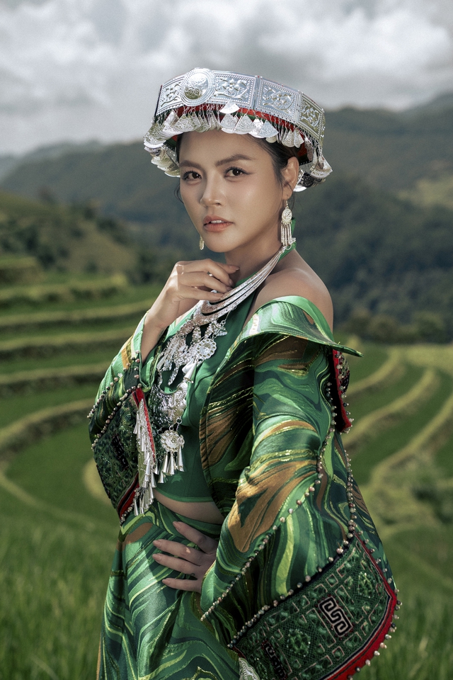 Diễn viên Thu Quỳnh catwalk trên ruộng bậc thang - Ảnh 3.