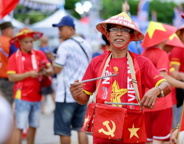 Trời đổ mưa, Rajamanga vẫn tràn ngập sắc đỏ sao vàng- Ảnh 2.