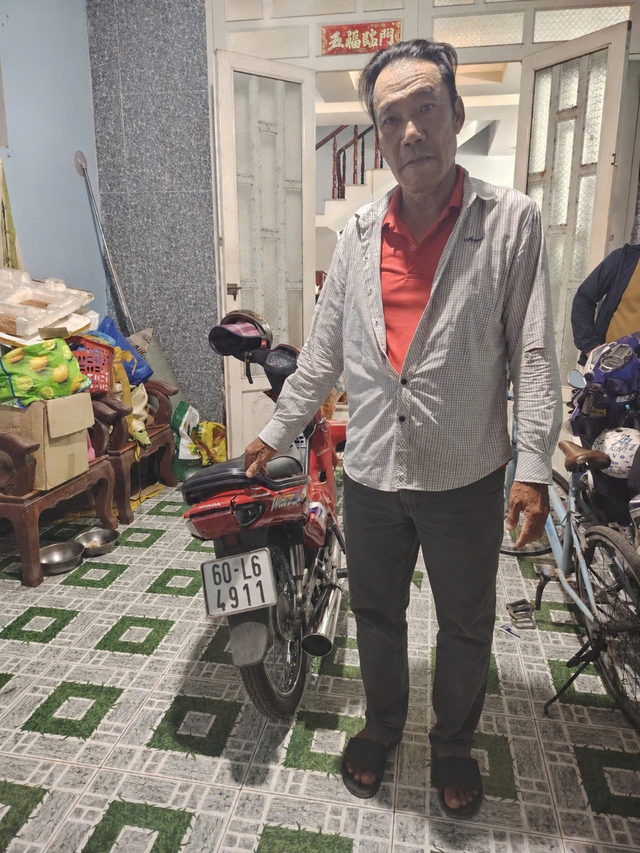 Bắt kẻ lừa nhận từ thiện để chiếm đoạt tài sản của cụ bà bán vé số- Ảnh 1.