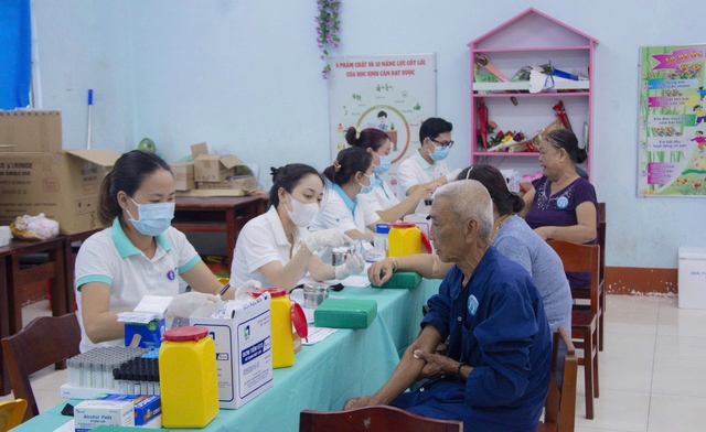 Hơn 2.500 người dân của một xã ở Cần Thơ được khám, sàng lọc bệnh miễn phí- Ảnh 1.