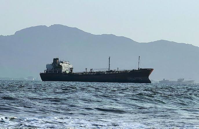 Cướp biển Somalia cướp tàu dầu ngoài khơi Yemen - Ảnh 1.