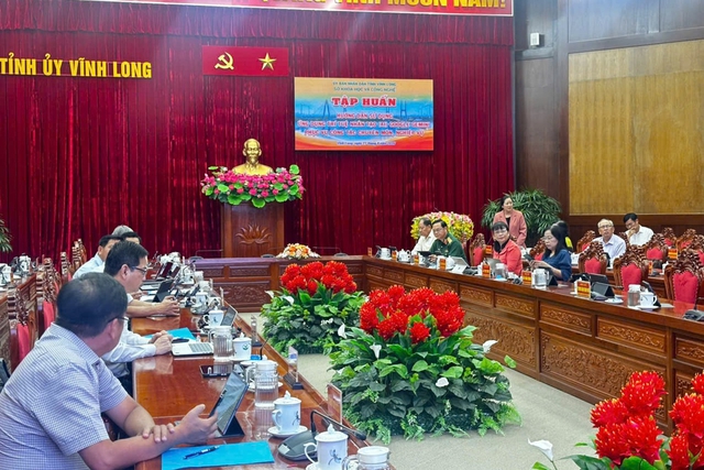 Vĩnh Long th&aacute;o điểm nghẽn chuyển đổi số, mở đường tăng trưởng 2 con số- Ảnh 2.