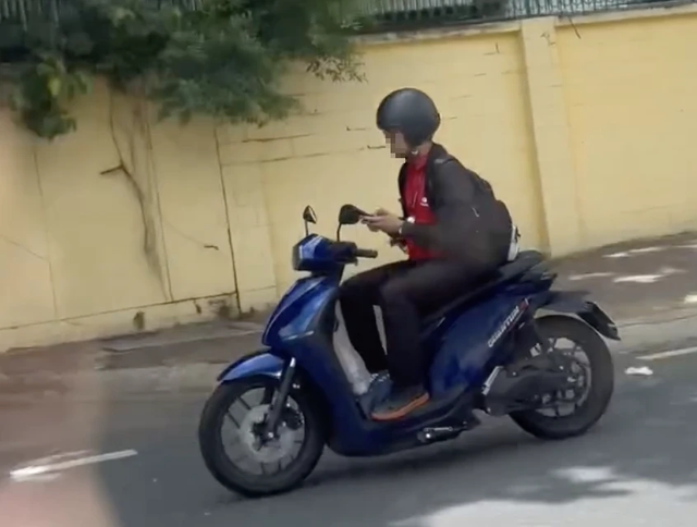Buông 2 tay bấm điện thoại khi chạy xe máy, nam thanh niên bị tịch thu xe- Ảnh 1.