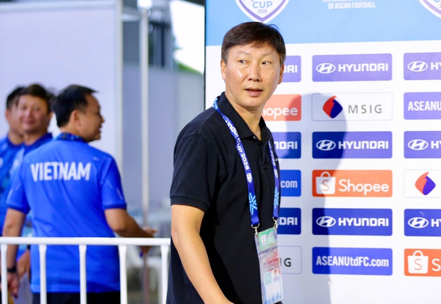 HLV Kim Sang-sik chuẩn bị cho trận thắng Thái Lan từ lúc đấu… Campuchia và Timor Leste
- Ảnh 3.