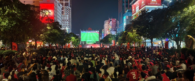 Chạm một tay vào ngôi vương, VFF lại thưởng lớn- Ảnh 3.