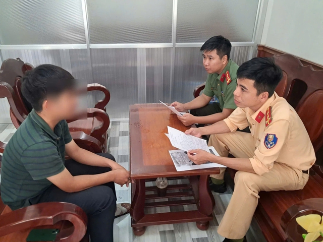 Bị công an mời làm việc vì đăng video người khác học lái xe bằng một tay- Ảnh 1.