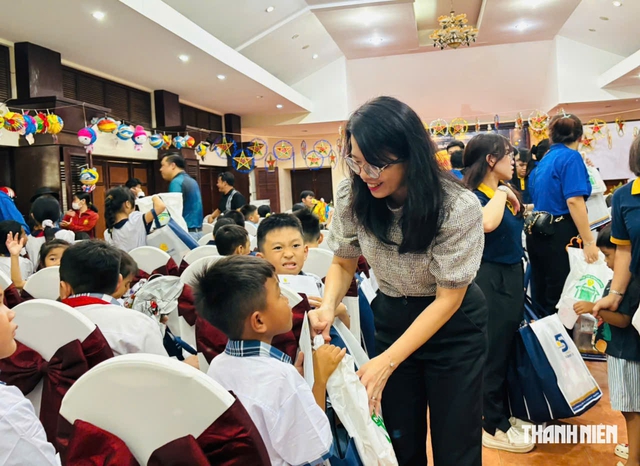 Trung thu đến sớm với hàng trăm trẻ em ở Cần Giờ- Ảnh 2.
