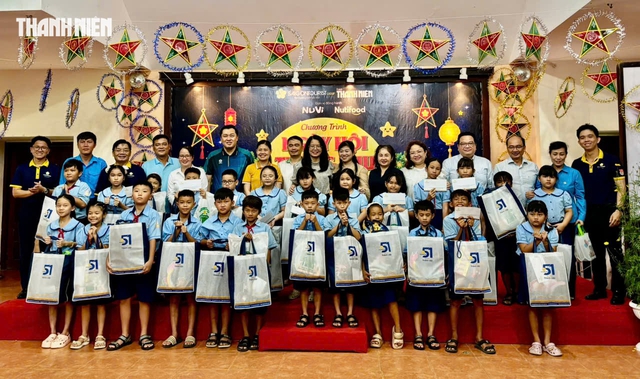 Trung thu đến sớm với hàng trăm trẻ em ở Cần Giờ- Ảnh 1.