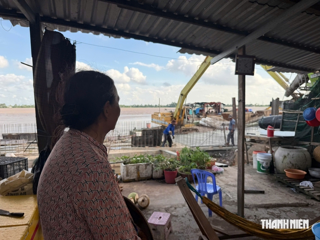 Bờ kè bên sông Tiền và mong ước trở về nhà của người dân vùng sạt lở - Ảnh 3.