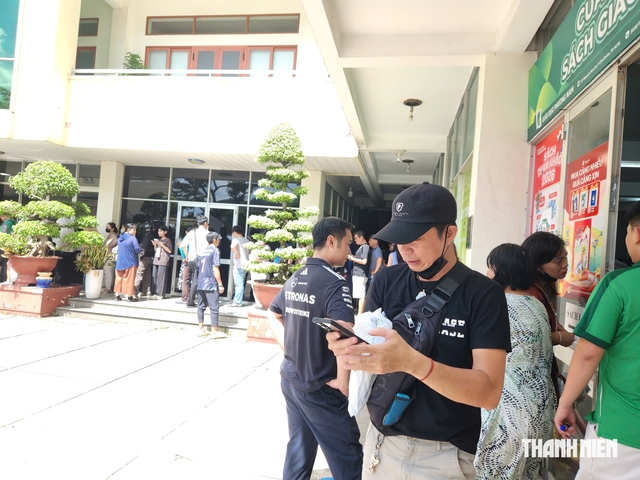 Sáng nay thứ bảy, phụ huynh lại rồng rắn xếp hàng mua sách giáo khoa - Ảnh 8.
