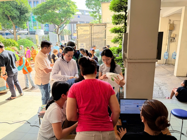 Sáng nay thứ bảy, phụ huynh lại rồng rắn xếp hàng mua sách giáo khoa - Ảnh 2.