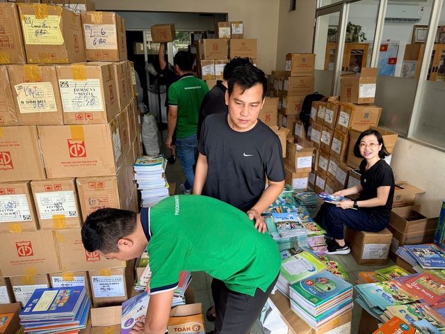 Sáng nay thứ bảy, phụ huynh lại rồng rắn xếp hàng mua sách giáo khoa - Ảnh 4.