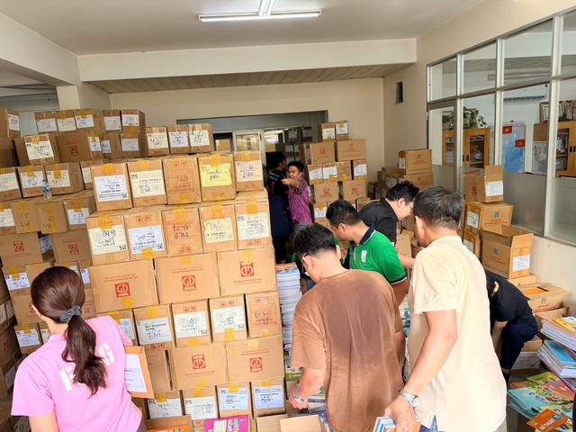Sáng nay thứ bảy, phụ huynh lại rồng rắn xếp hàng mua sách giáo khoa - Ảnh 5.