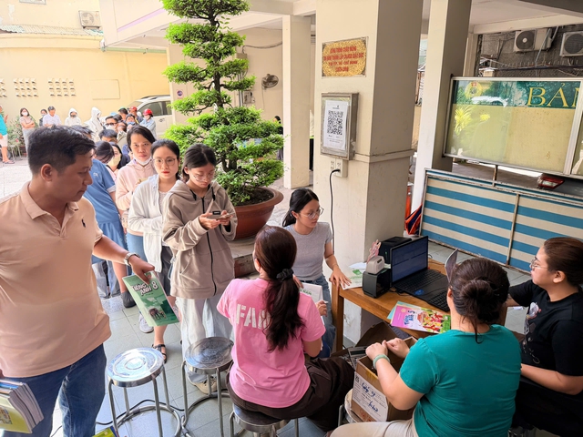 Sáng nay thứ bảy, phụ huynh lại rồng rắn xếp hàng mua sách giáo khoa - Ảnh 3.