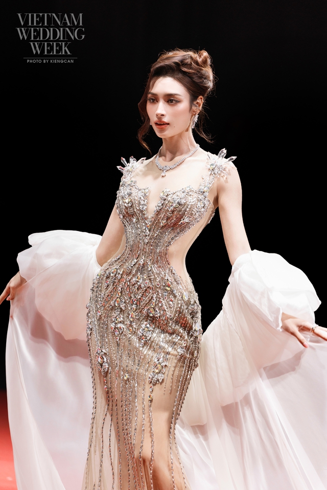 Phương Vy idol bất ngờ được chồng cầu h&ocirc;n tr&ecirc;n s&acirc;n khấu - Ảnh 1.
