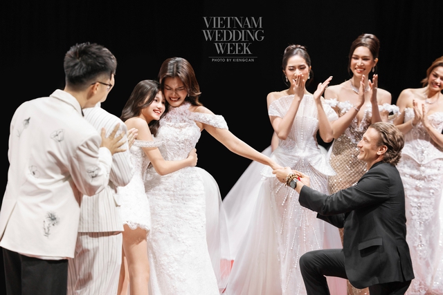Phương Vy idol bất ngờ được chồng cầu h&ocirc;n tr&ecirc;n s&acirc;n khấu - Ảnh 3.