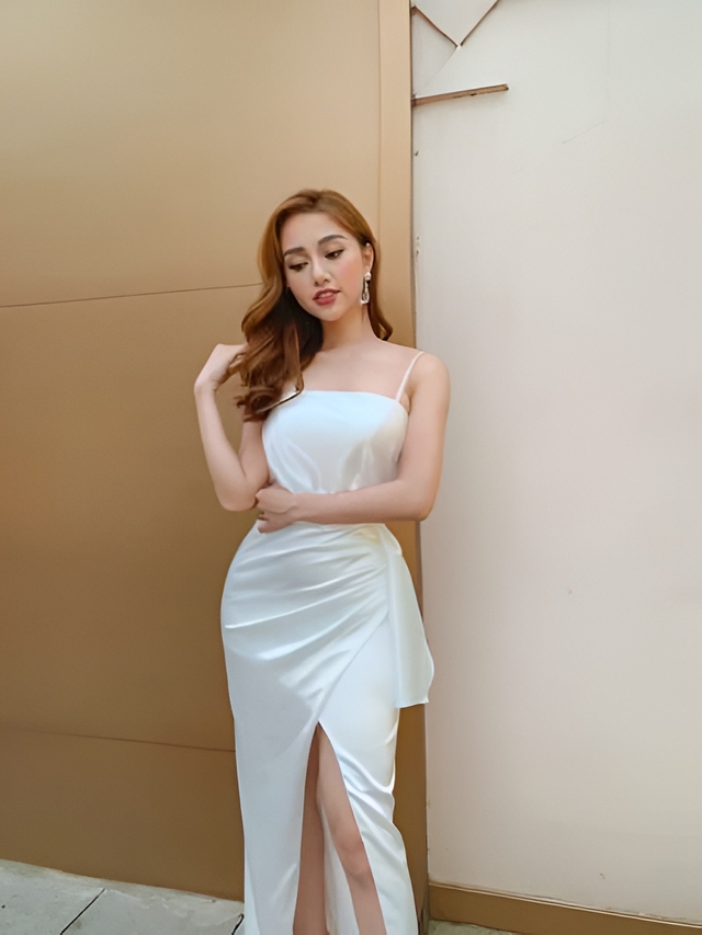 Gợi cảm, tinh tế với đầm xẻ tà- Ảnh 2.