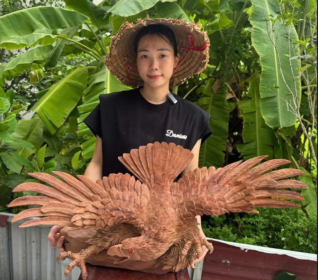 'Tắm' chó gỗ, chủ tiệm bị dân mạng tấn công oan vì ngỡ… đang làm thịt chó - Ảnh 2.