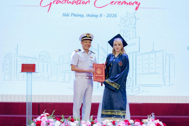 Nữ sinh Ma-rốc xinh đẹp tự học tiếng Việt, trở th&agrave;nh thủ khoa H&agrave;ng hải Việt Nam - Ảnh 1.