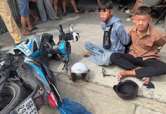 Bắt 2 anh em ruột nghi trộm cướp 10 điện thoại từ An Giang đến Quảng Ng&atilde;i- Ảnh 2.